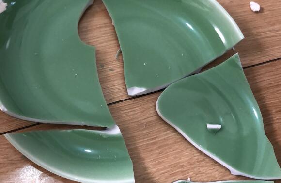 風水先生分享飯碗摔碎的寓意與象征意義探究