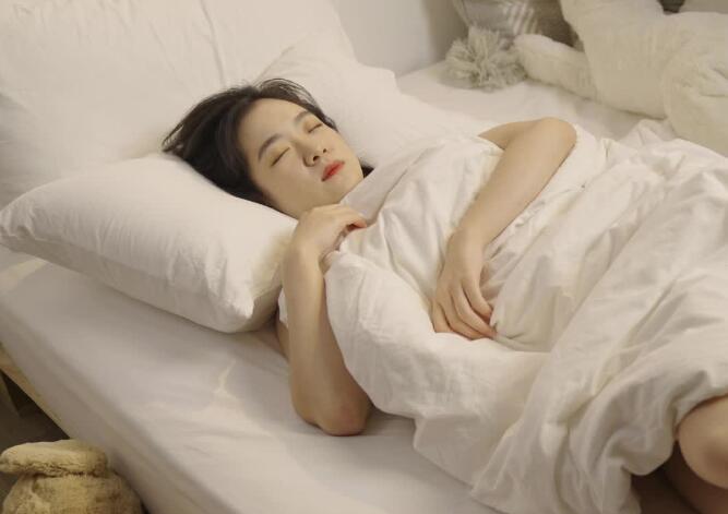 風(fēng)水師老徐教你女性枕頭下放什么最旺財(cái)